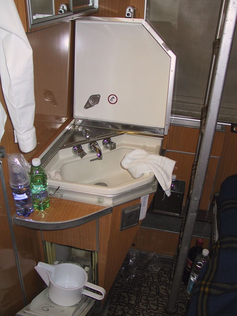 train_sink_and_pee_pot