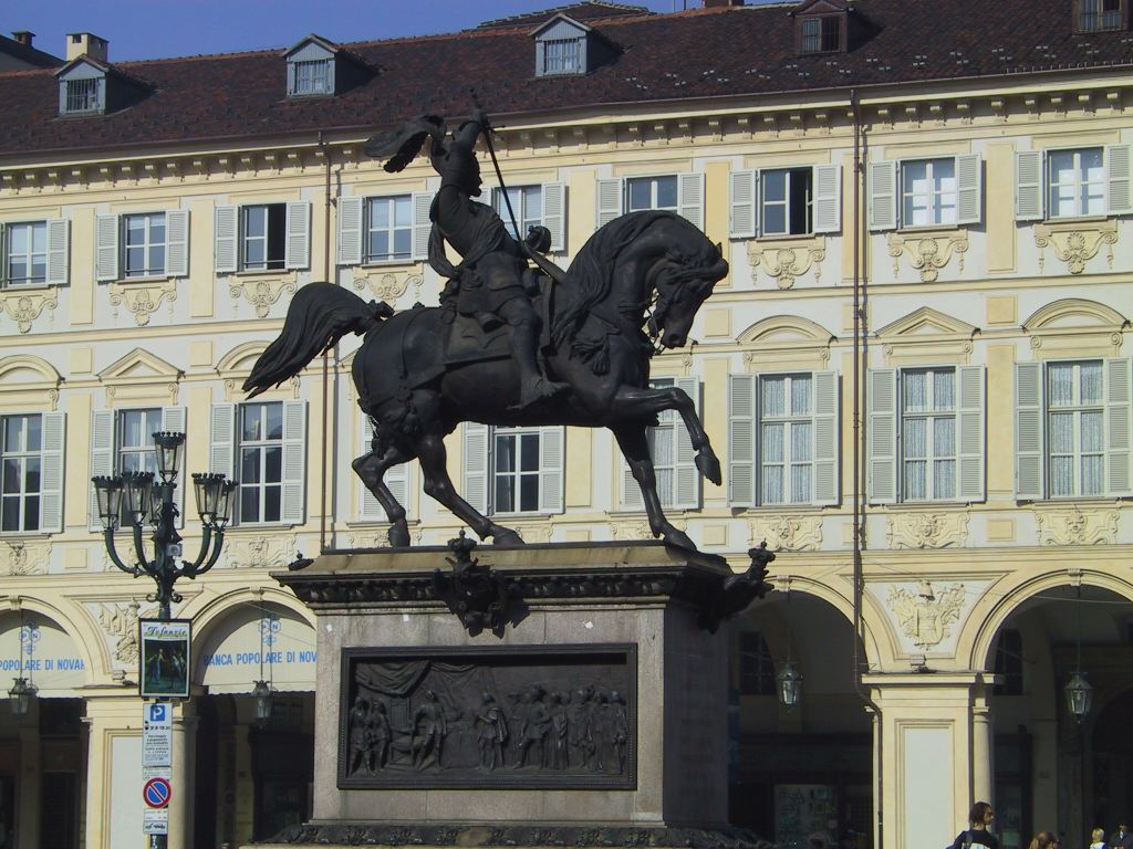 piazza_bodoni_day